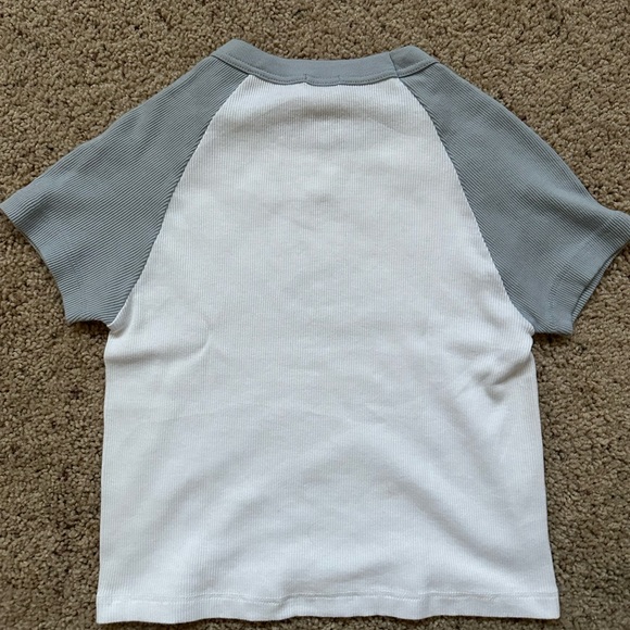 Brandy Melville Cropped Short sleeve - Picture 3 of 3
